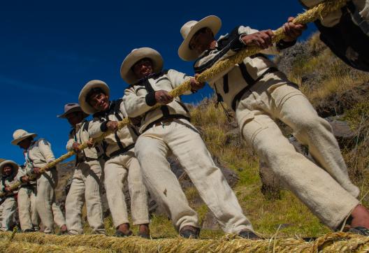 Fabrication du dernier pont Inca Queswachaca dans la région de Cusco au Pérou