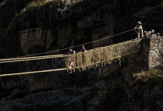 Fabrication du dernier pont Inca Queswachaca dans la région de Cusco au Pérou