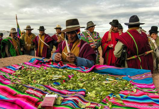 Des amautas (prêtre) font la cérémonie du solstice d'été à Tiwanacu en Bolivie