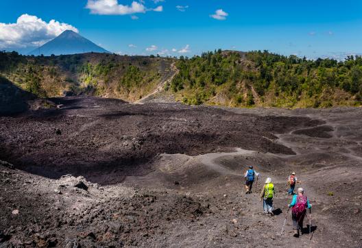 Le volcan Agua vu depuis le volcan Pacaya au Guatemala