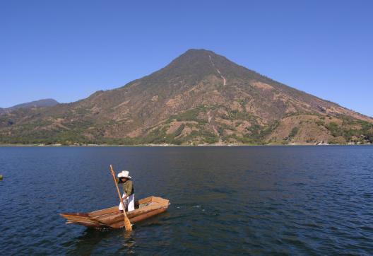 Pêcheur sur le lac Atitlan près du village de Santiago au Guatemala