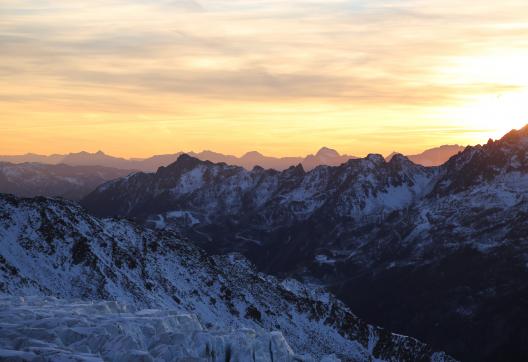 Voyage et vue sur des crêtes à Chamonix