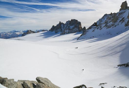 Expédition et rochers enneigés en altitude à Chamonix