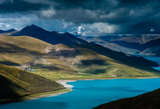 Lac Yamdrok depuis le col de Kamba la au Tibet en Chine