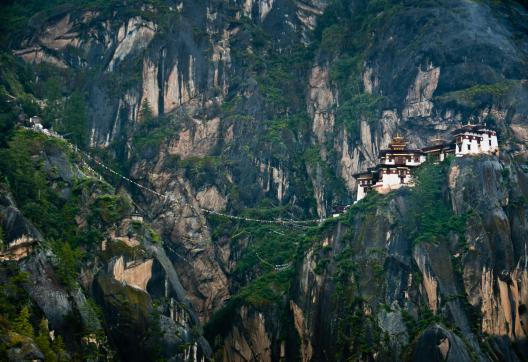 Marche vers le monastère de Taktsang ou la tanière du tigre près de Paro au Bhoutan