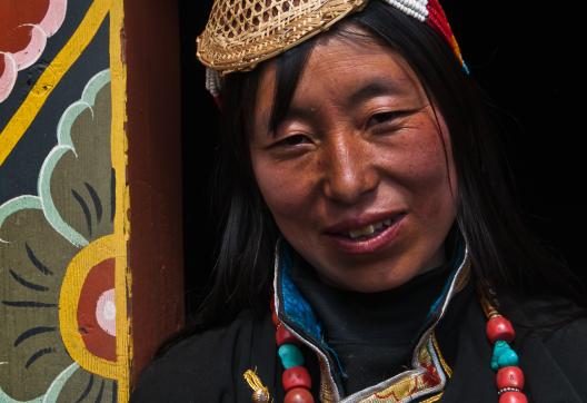 Femme du village de Laya à 3800 m pendant le Snowman trek au Bhoutan