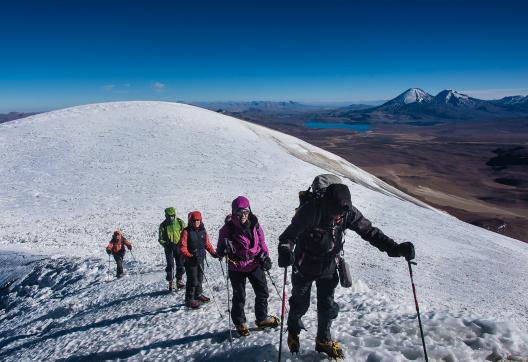 Ascension du volcan actif le Guallatire à 6100 m et vue sur le Parinacota à 6300 m au Chili