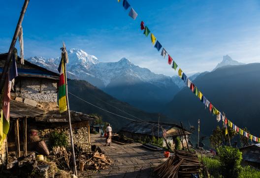 L’Annapurna sud, le Hiunchuli et le Machapuchare depuis le village de Ghandruk au Népal