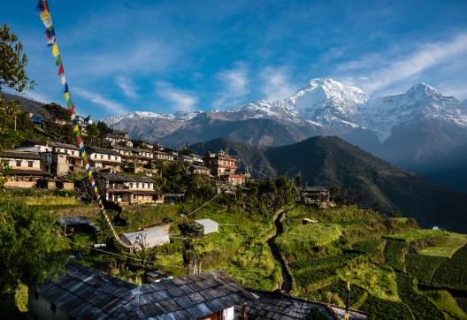 L’Annapurna sud, le Hiunchuli et le Machapuchare depuis le village de Ghandruk au Népal