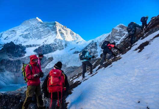 Le sommet du Makalu à 8463 m depuis le camp de base à 4820 m au Népal