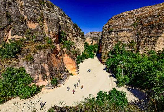 Randonnée dans un canyon du massif du Makay