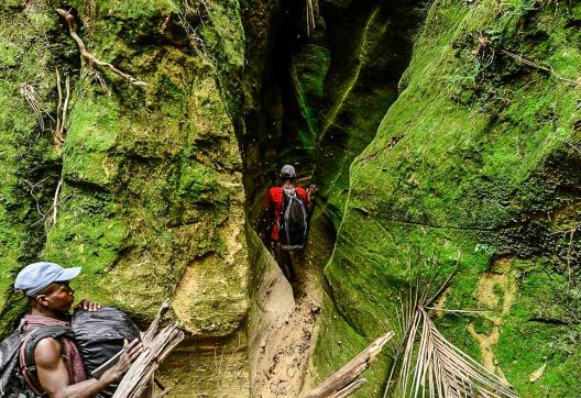 Entrée dans l'étroite ouverture d'un massif au cœur des terres malgaches