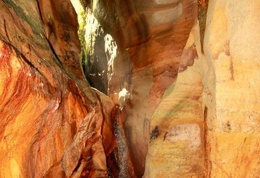 Trekking dans les ocres d'un canyon du Makay