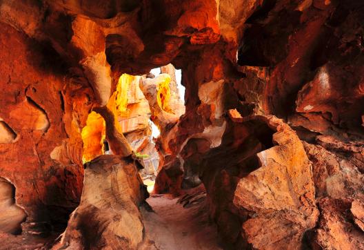 Trek vers des formations rocheuses aux montagnes du Cederberg