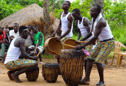 Trekking et danseur Acholi en Ouganda