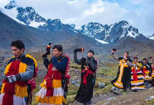 Les Ukukus descendent de la montagne pendant le pèlerinage du Qoyllur'iti au Pérou