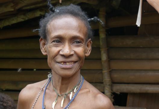 Rencontre d'une femme du peuple korowai dans les forêts du sud de la Papua