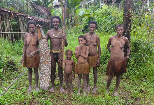 Immersion chez nos hôtes korowai dans les forêts marécageuses  du sud de la Papua