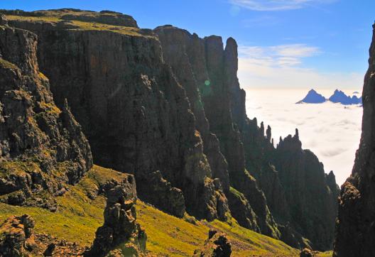 Randonnée vers une falaise du Drakensberg