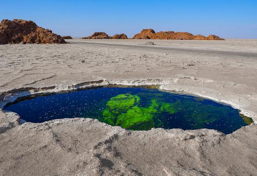 Excursion jusqu'à la mare d'acide dans le désert de sel du Lac Karoum