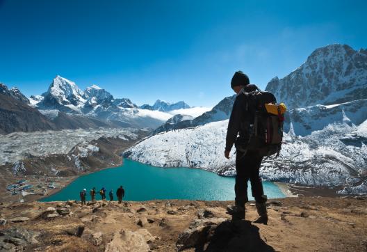 Le lac Gokyo et vue sur le Cholatse dans la région du Kumbhu au Népal