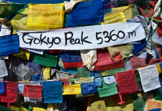 Le Gokyo peak à 5360 m et vue sur l’Everest et le Lhotse dans la région du Kumbhu au Népal