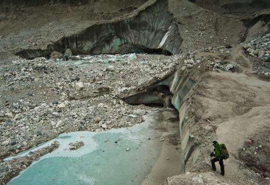 Entre Gokyo et Dragna sur le glacier Ngozumba dans la région de l’Everest au Népal