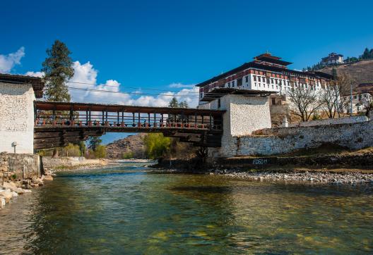 Le Dzong de Paro devant la rivière du même nom au Bhoutan