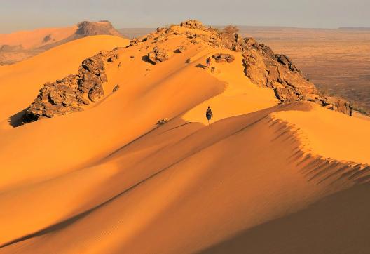 Voyage et crête de dune dans l'Adrar