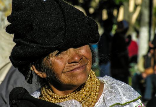 Marché de Otavalo dans les Andes en Équateur