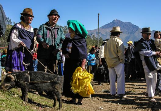 Marché de Otavalo dans les Andes en Équateur