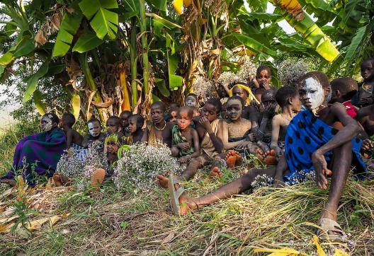 Trekking vers un groupe d'enfants sous le bananier en Pays Surma