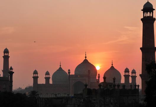 Voyage d'aventure, coucher de soleil et coupoles à Lahore au Pakistan