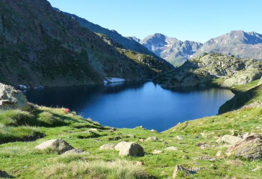 Trek près d'un lac dans les Pyrénées