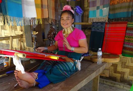 Rencontre avec une femme kayan faisant du tissage dans le village de Huay Pu Keng