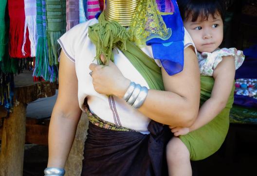 Immersion avec Mu Tae femme kayan réfugiée dans le village de Huay Pu Keng