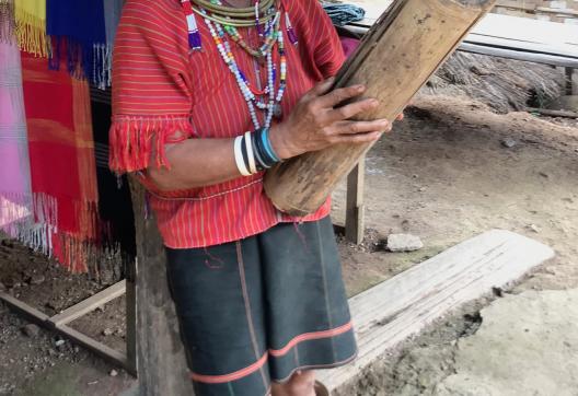 Randonnée vers une famme kayaw jouant de la musique dans le village de Huay Pu Keng