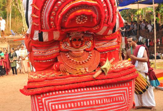 Rencontre avec un danseur représentant une divinité dans un Theyyam de la région de Kannur