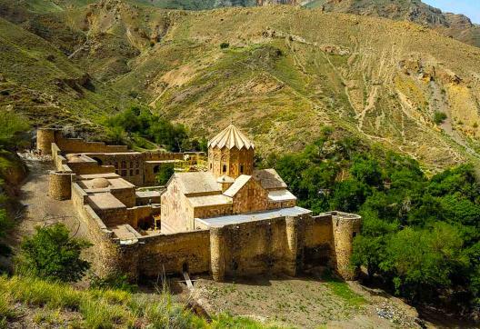Trek vers le Monastère Saint Stéphane dans le nord ouest iranien