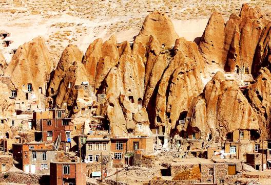 Trek vers le illage troglodyte de Kandovan dans le nord ouest iranien