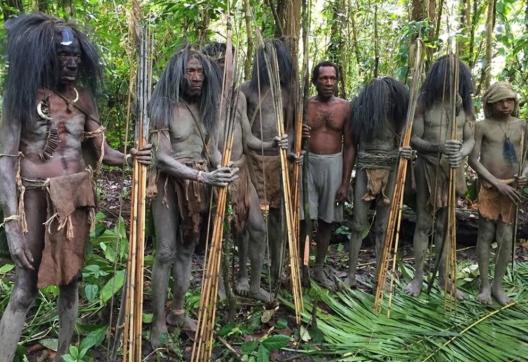 Rencontre avec un groupe de papous burati près de la rivière Wapoga