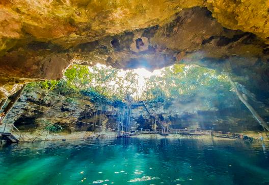 Découverte d'un cenote souterrain au Mexique