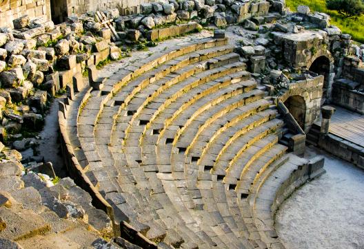 Découverte culturelle du théâtre du site archéologique d'Umm Qaïs près de Yarmouk