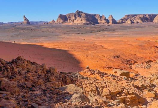 Trekking plateau minéral dans la Tadrart en Algérie
