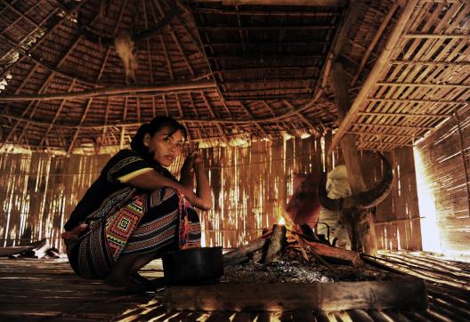 Rencontre avec une femme cau maa' dans sa maison dans la région de Ta Lai