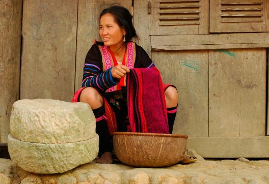 Trekking vers une femme hmong rouge dans le village de Sin Duoi Ho