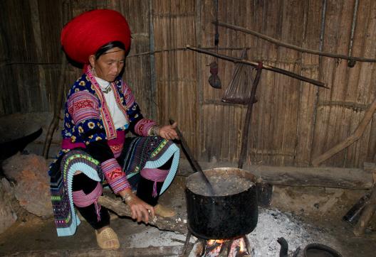 Randonnée vers une cuisinière h'mong blanc dans la région de Dong Van