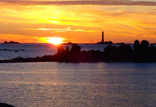 Voyage et coucher de soleil en Bretagne