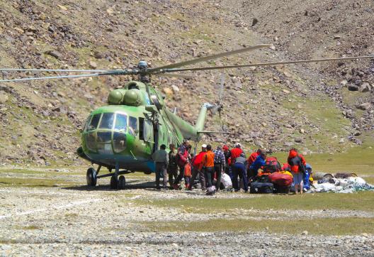 Expédition lors de l'arrivée au camp de base du pic Communisme  au Tadjikistan