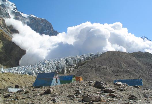 Alpinisme avec une avalanche dans la face nord au pic Communisme